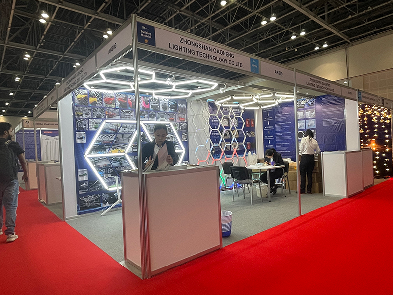 高能照明团队展会合影